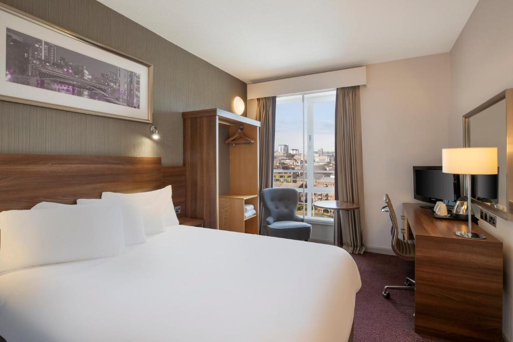 Postel nebo postele na pokoji v ubytování Leonardo Hotel Leeds