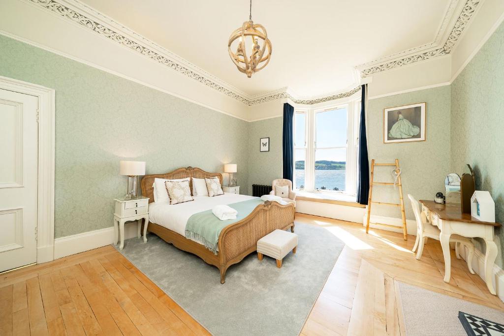 sypialnia z łóżkiem, biurkiem i oknem w obiekcie Villa by the Sea w mieście Broughty Ferry