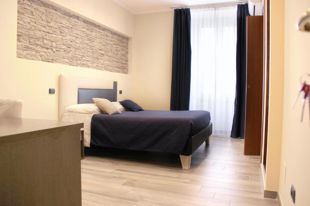 um quarto com uma cama e uma janela em Lorenz Suites em Roma