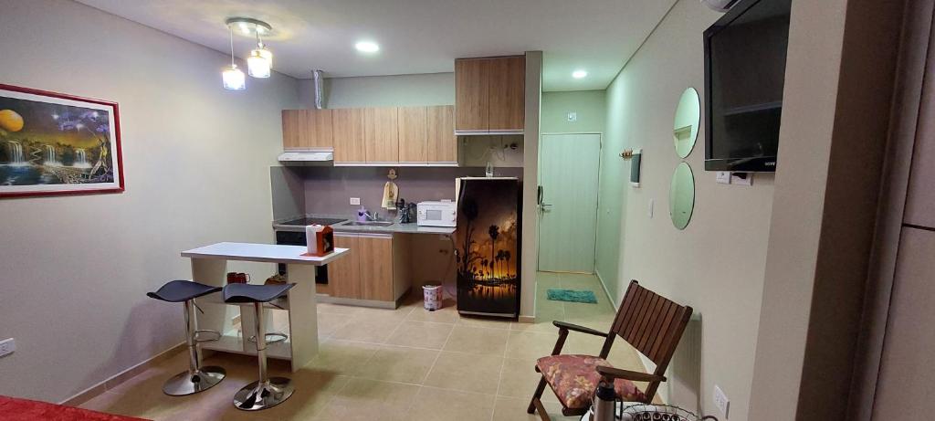 福爾摩沙的住宿－Fenix 4，厨房配有桌子、两把椅子和冰箱