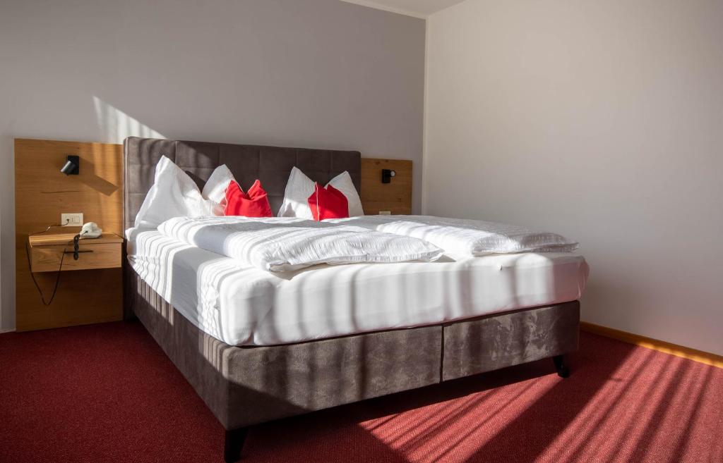 Postel nebo postele na pokoji v ubytování Hotel Tiroler Kreuz