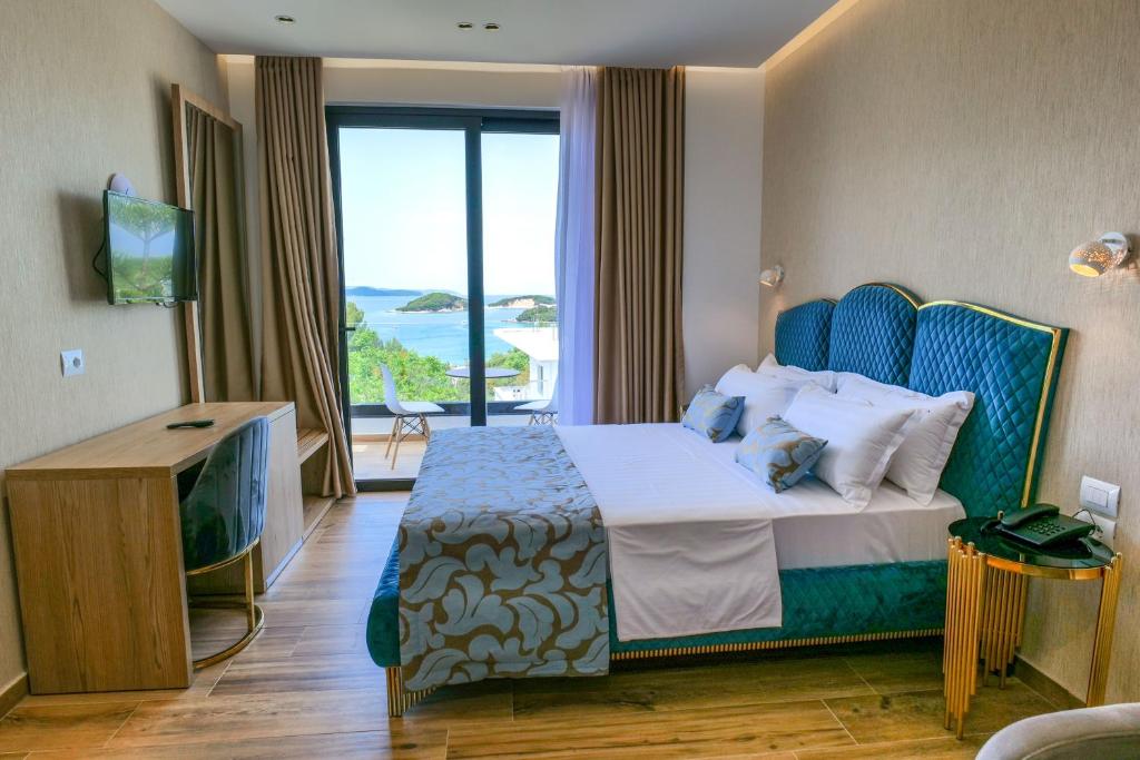 Habitación de hotel con cama y vistas al océano en Bora Bora Hotel Ksamil en Ksamil