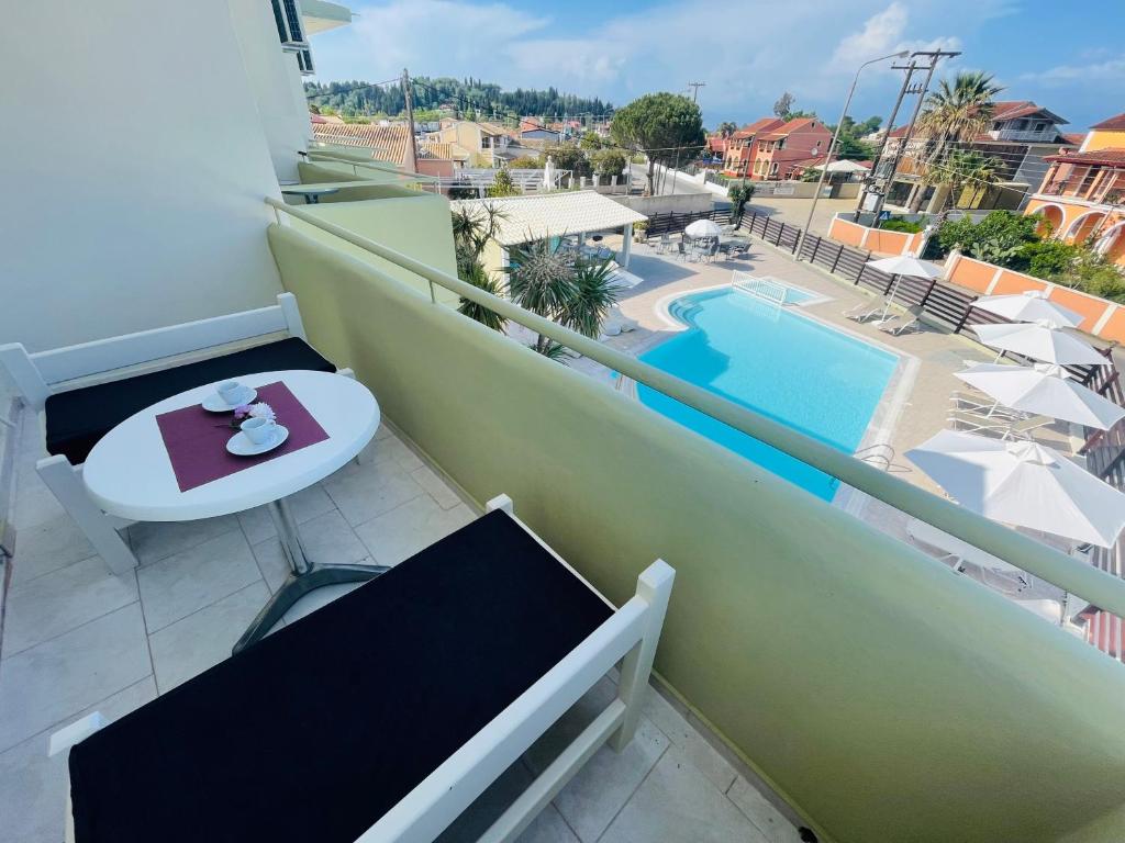 Bazén v ubytování Sidari Vibes Aparthotel nebo v jeho okolí