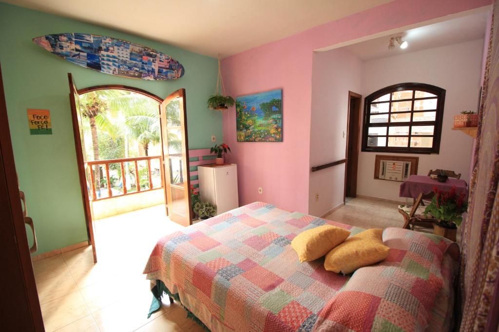 una camera con un letto con una coperta colorata di Rio Way Beach a Rio de Janeiro