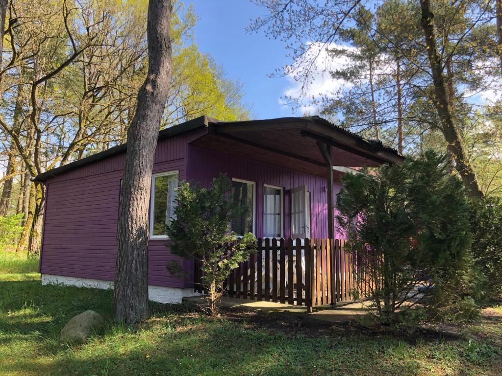 a purple tiny house in the woods at Gast-&amp; Logierhaus Am Rheinsberger See in Rheinsberg