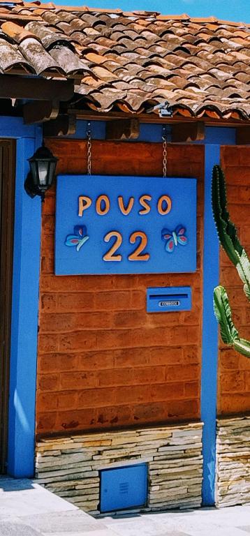 a blue sign on the side of a building at Pouso 22 in Pirenópolis
