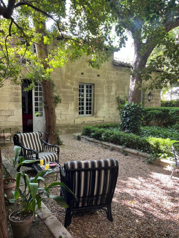 twee banken voor een gebouw bij Face au Palais in Avignon