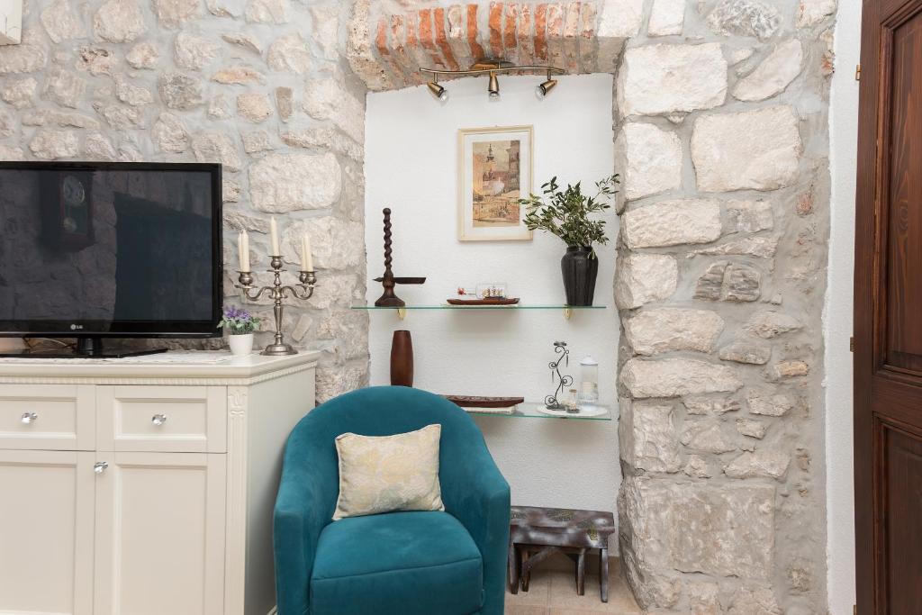 Televízia a/alebo spoločenská miestnosť v ubytovaní Heritage Palace LIŠTUN