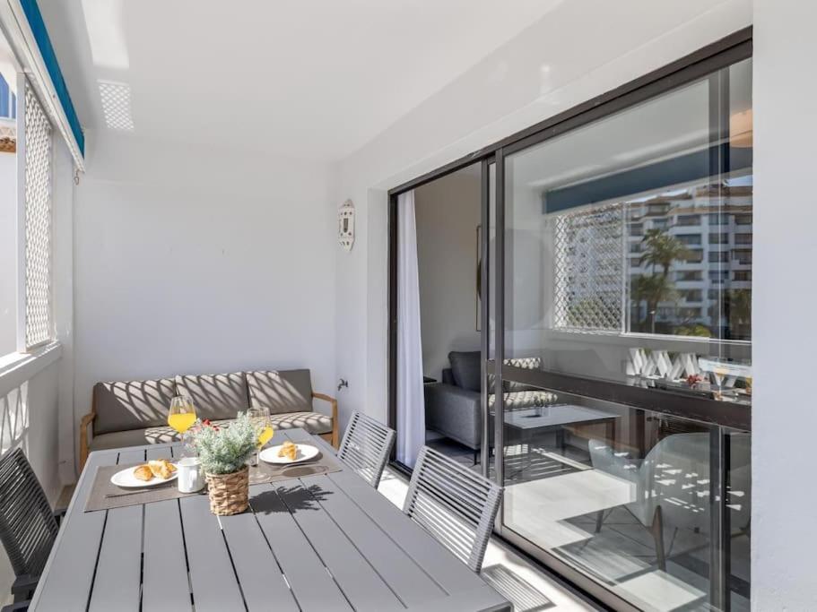 Posedenie v ubytovaní Stylish Sea view apartment in Playas del Duque