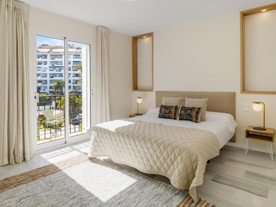 Posteľ alebo postele v izbe v ubytovaní Stylish Sea view apartment in Playas del Duque
