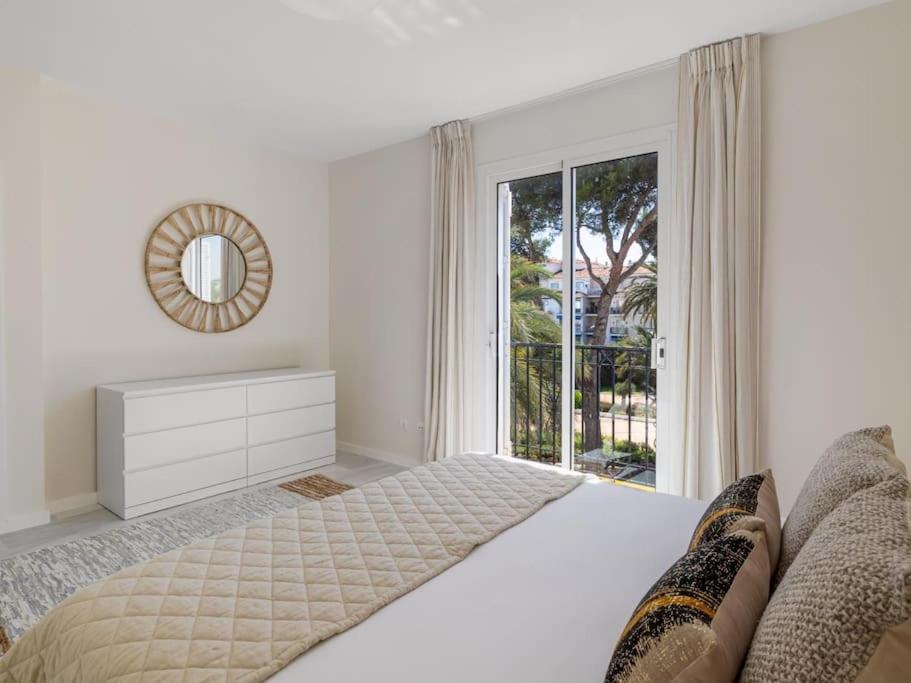 Posteľ alebo postele v izbe v ubytovaní Stylish Sea view apartment in Playas del Duque