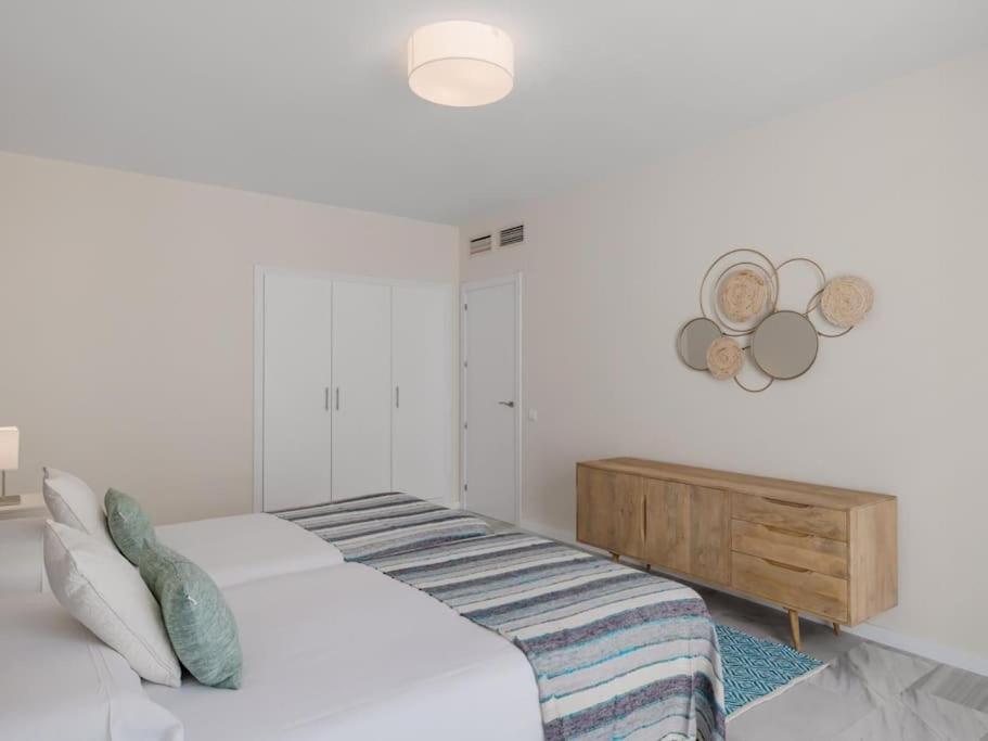 Posteľ alebo postele v izbe v ubytovaní Stylish Sea view apartment in Playas del Duque
