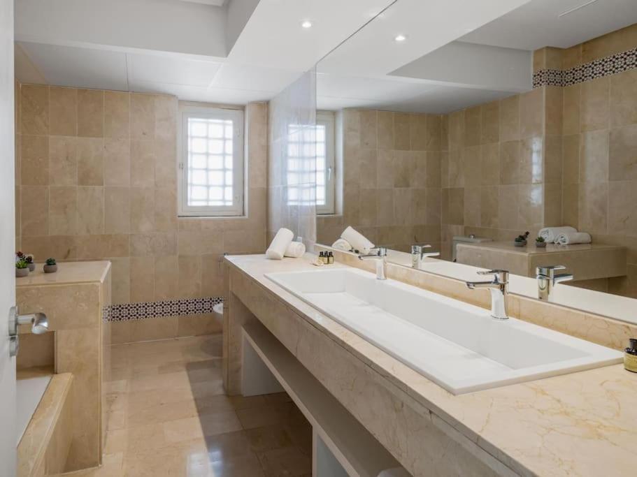 Kúpeľňa v ubytovaní Stylish Sea view apartment in Playas del Duque