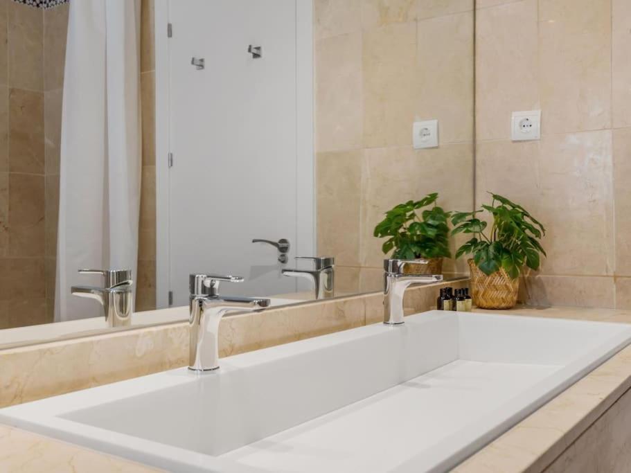 Kúpeľňa v ubytovaní Stylish Sea view apartment in Playas del Duque
