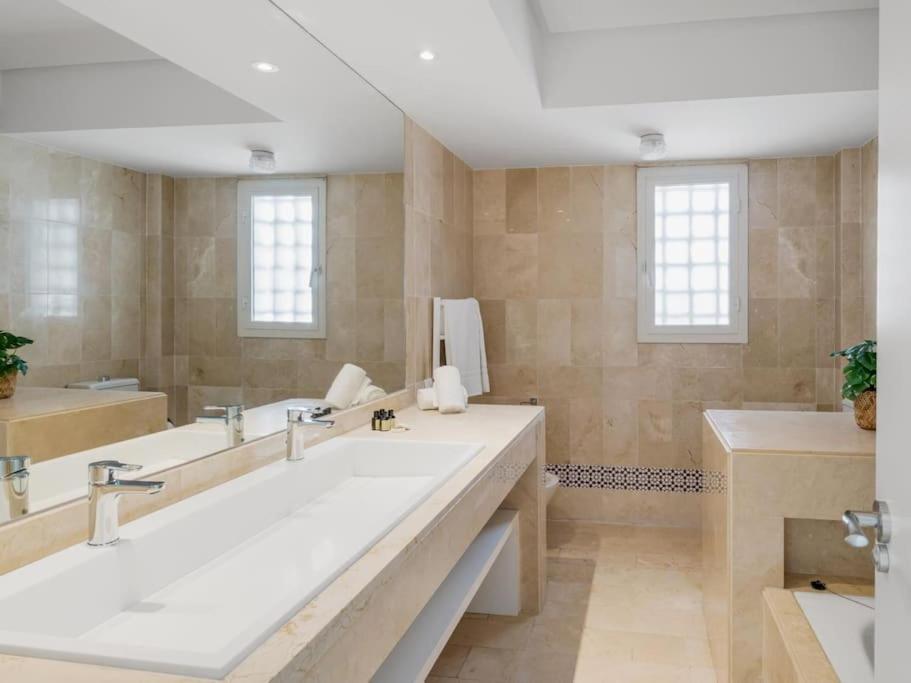 Kúpeľňa v ubytovaní Stylish Sea view apartment in Playas del Duque