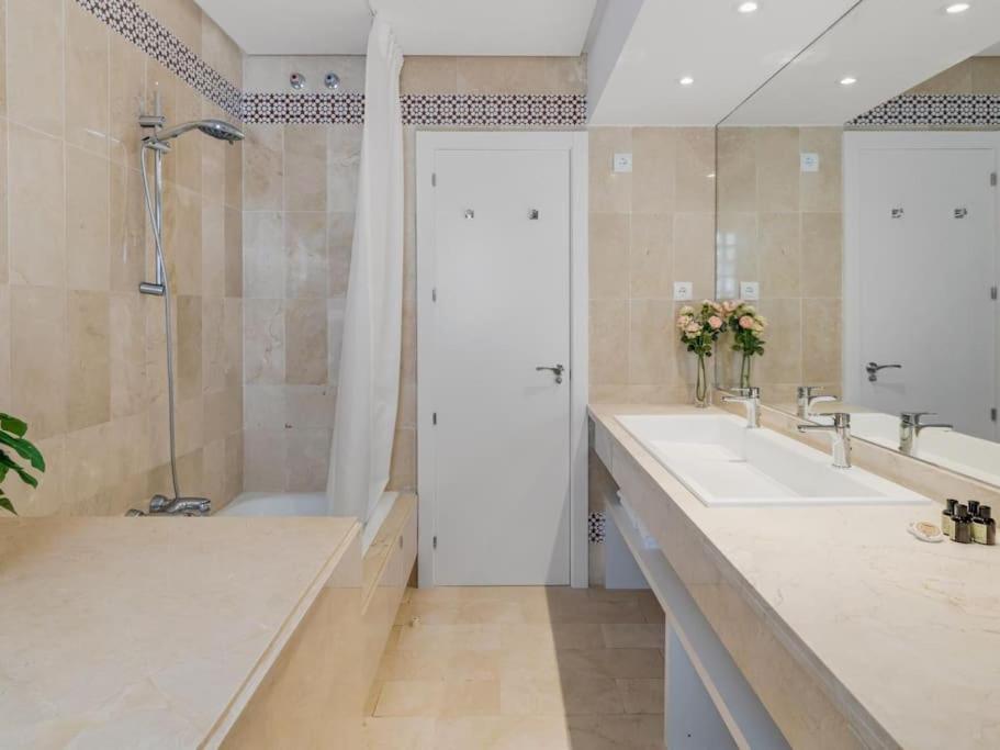 Kúpeľňa v ubytovaní Stylish Sea view apartment in Playas del Duque