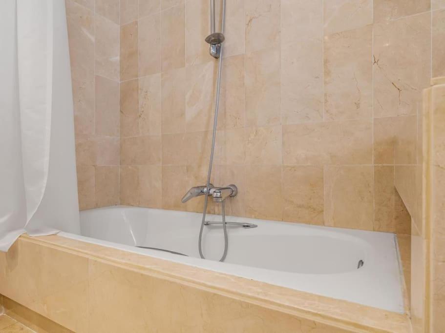Kúpeľňa v ubytovaní Stylish Sea view apartment in Playas del Duque