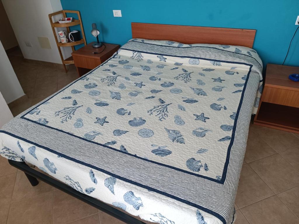 un letto in una camera da letto con una coperta sopra di affittacamere nuova Vandiris a Manarola