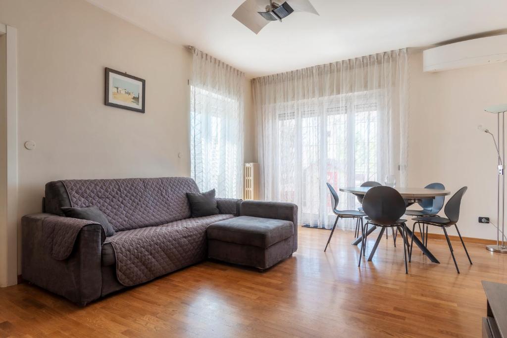 sala de estar con sofá y mesa en Piazza Bologna Terrace Apartment with Parking en Roma