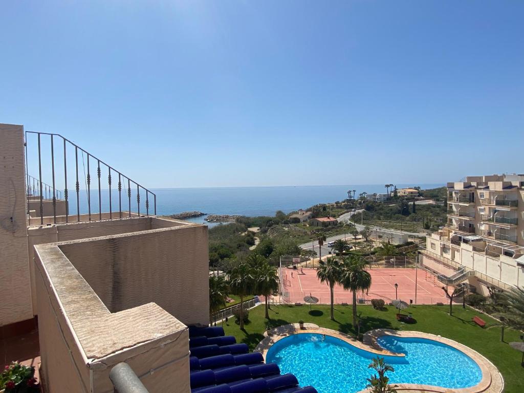balcone con vista su un resort con piscina di Vistas al mar a El Campello