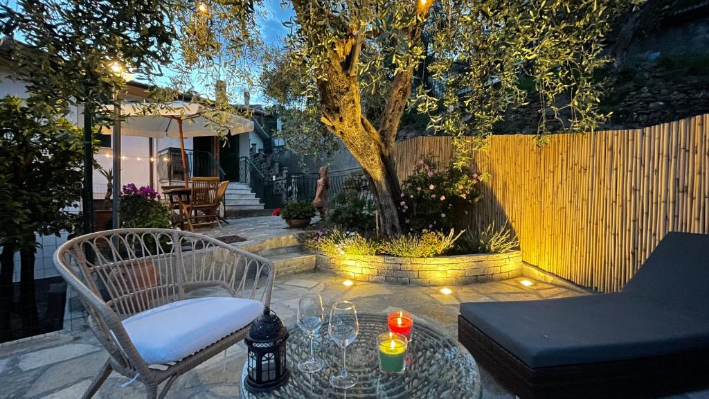 patio con sedia e tavolo con bicchieri da vino di Foglie d'Argento a Moneglia