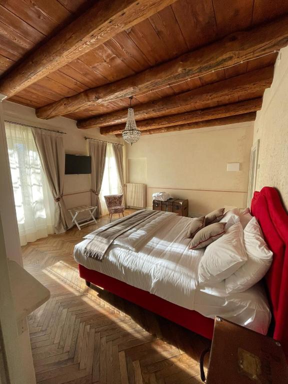 Posteľ alebo postele v izbe v ubytovaní VILLA CHIOVENDA Residenza d'Epoca