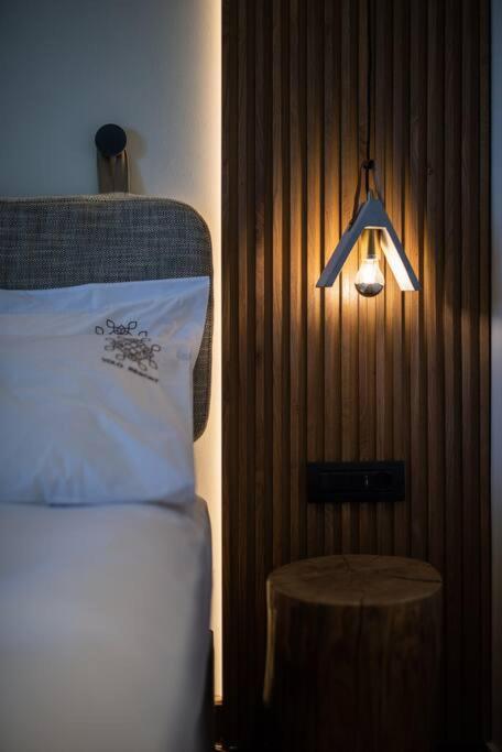 Postel nebo postele na pokoji v ubytování YOLO Resort - Notte