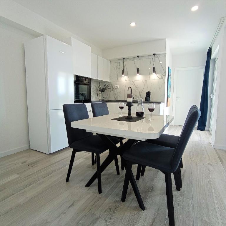 Kuchyňa alebo kuchynka v ubytovaní Apartments Mirko
