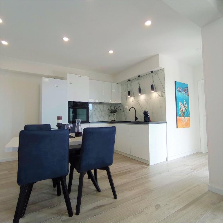 Kuchyňa alebo kuchynka v ubytovaní Apartments Mirko