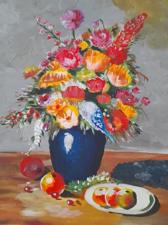 Un cuadro de un jarrón de flores sobre una mesa. en Natalie appartement 41, en Tiflis