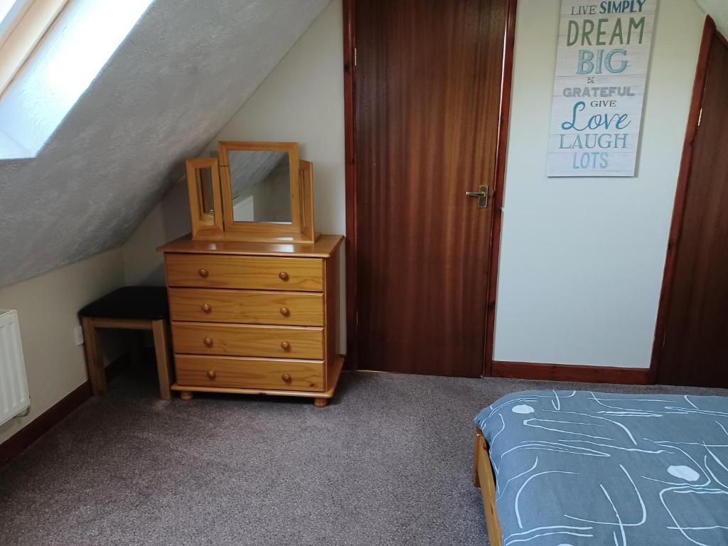 Postel nebo postele na pokoji v ubytování Dunroaming Cottage