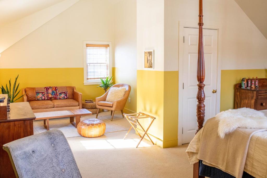 uma sala de estar com uma cama e um sofá em The Vesper Woodstock em Woodstock