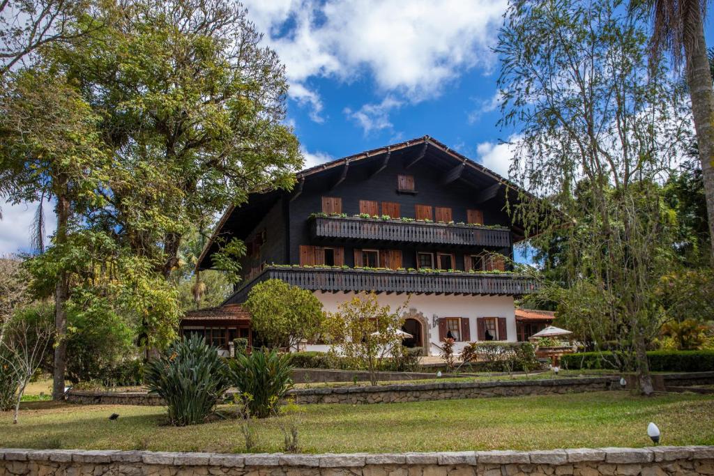 uma casa no meio de um parque em Hotel Fazenda São Moritz em Teresópolis