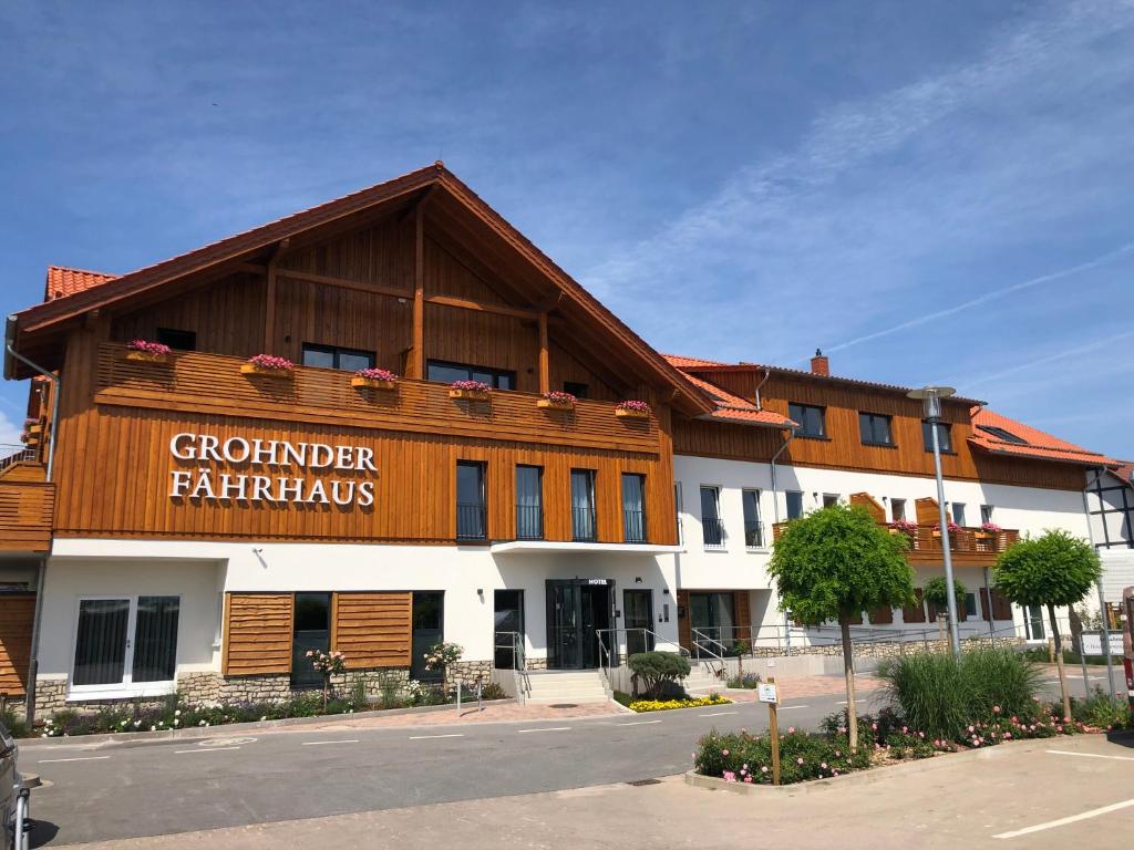 Hotel Grohnder Fährhaus في Emmerthal: مبنى كبير مع لافتة تقرأ الذواقة fairbanks