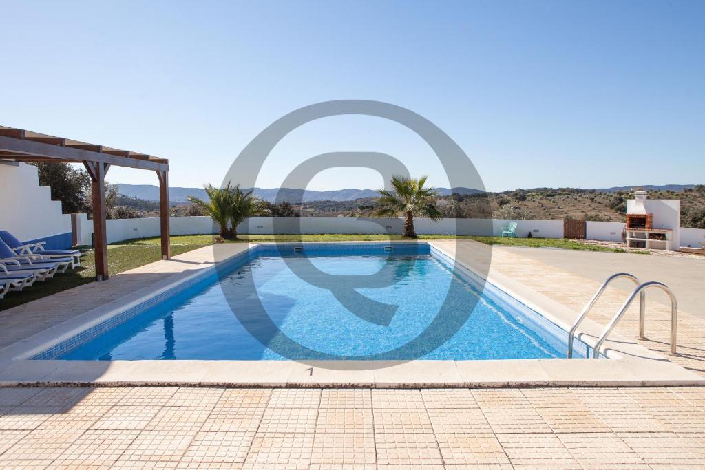 eine Pension mit einem Pool in einer Villa in der Unterkunft Quinta de Belmonte in Estremoz