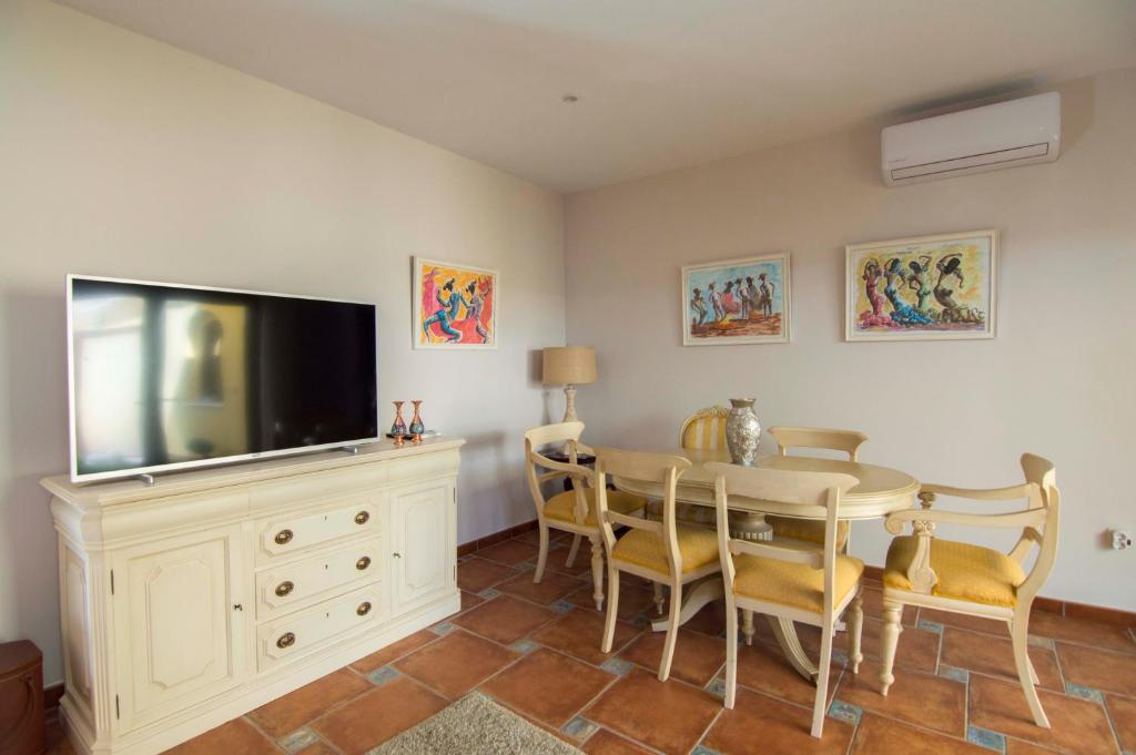 Telewizja i/lub zestaw kina domowego w obiekcie Ático San Juan, Apartamentos Living Sur