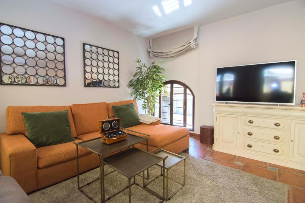 Telewizja i/lub zestaw kina domowego w obiekcie Ático San Juan, Apartamentos Living Sur