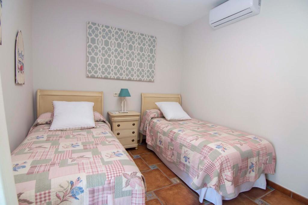 Łóżko lub łóżka w pokoju w obiekcie Ático San Juan, Apartamentos Living Sur