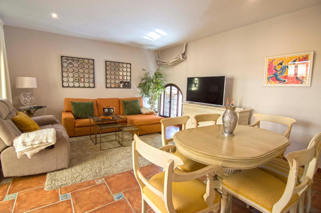 Telewizja i/lub zestaw kina domowego w obiekcie Ático San Juan, Apartamentos Living Sur