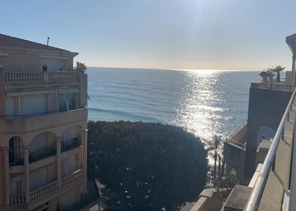 une vue sur l'océan depuis le balcon d'un immeuble dans l'établissement Attico Victoria Palace suggestivo e spettacolare, à Menton