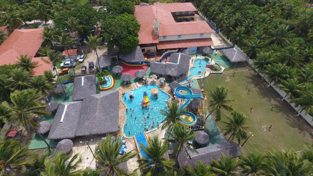 uma vista aérea de um parque aquático num resort em Hotel Dunas De Paracuru em Paracuru