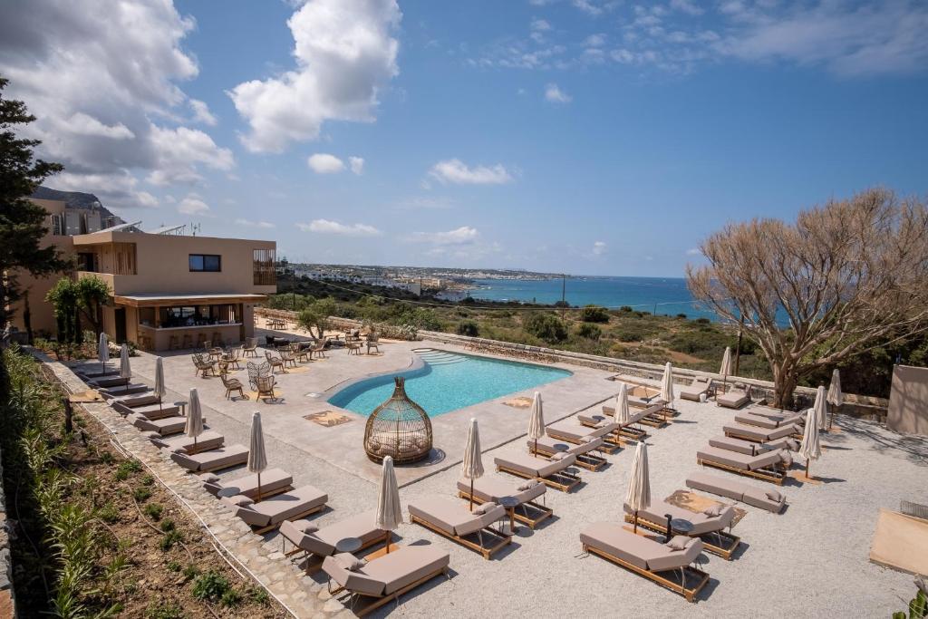 Θέα της πισίνας από το The Nest Resort ή από εκεί κοντά