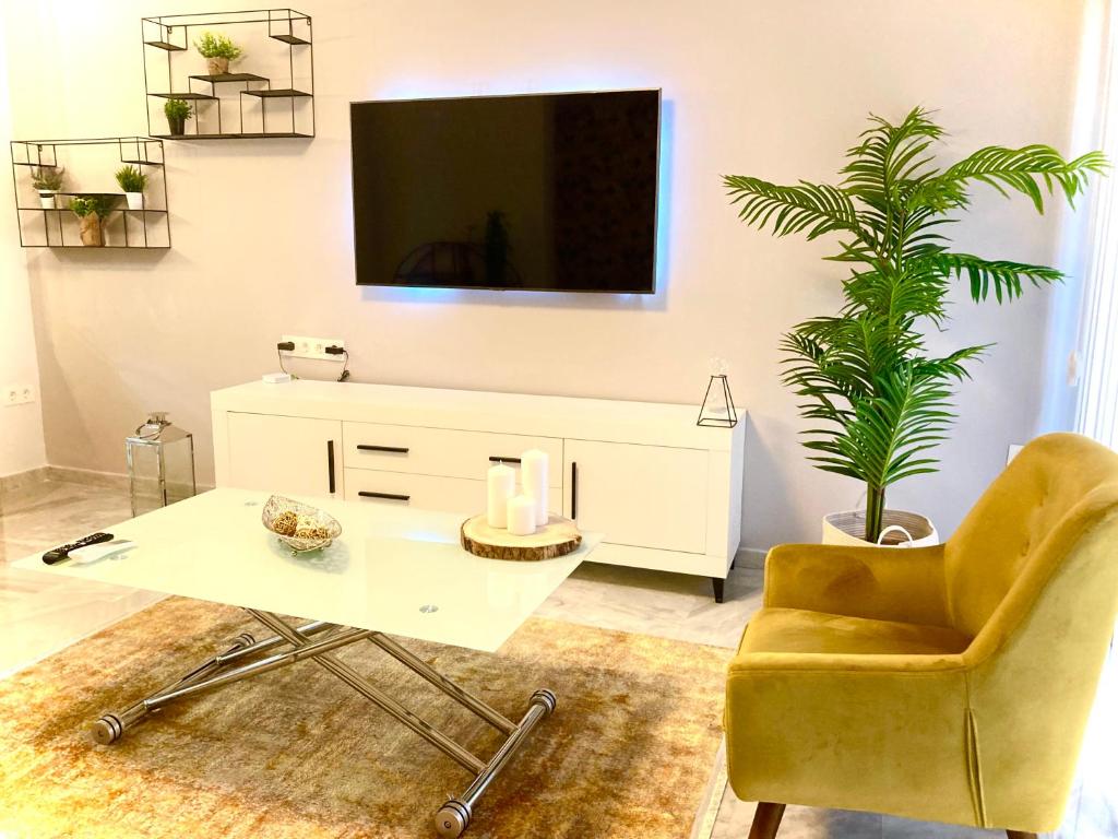 Televízia a/alebo spoločenská miestnosť v ubytovaní Lovely Home con Patio