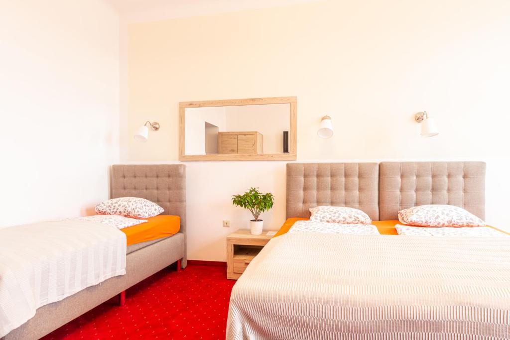 Postel nebo postele na pokoji v ubytování Hotel Klimt