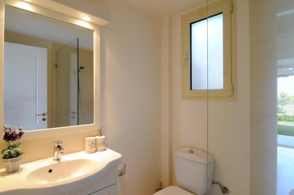 A bathroom at Vineyard Estate