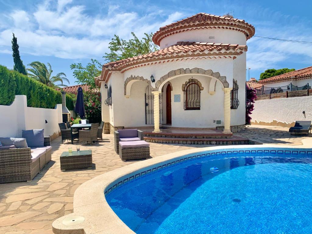 uma villa com piscina em frente a uma casa em Villa Sonrisa de Oro - private swimming pool em Miami Platja