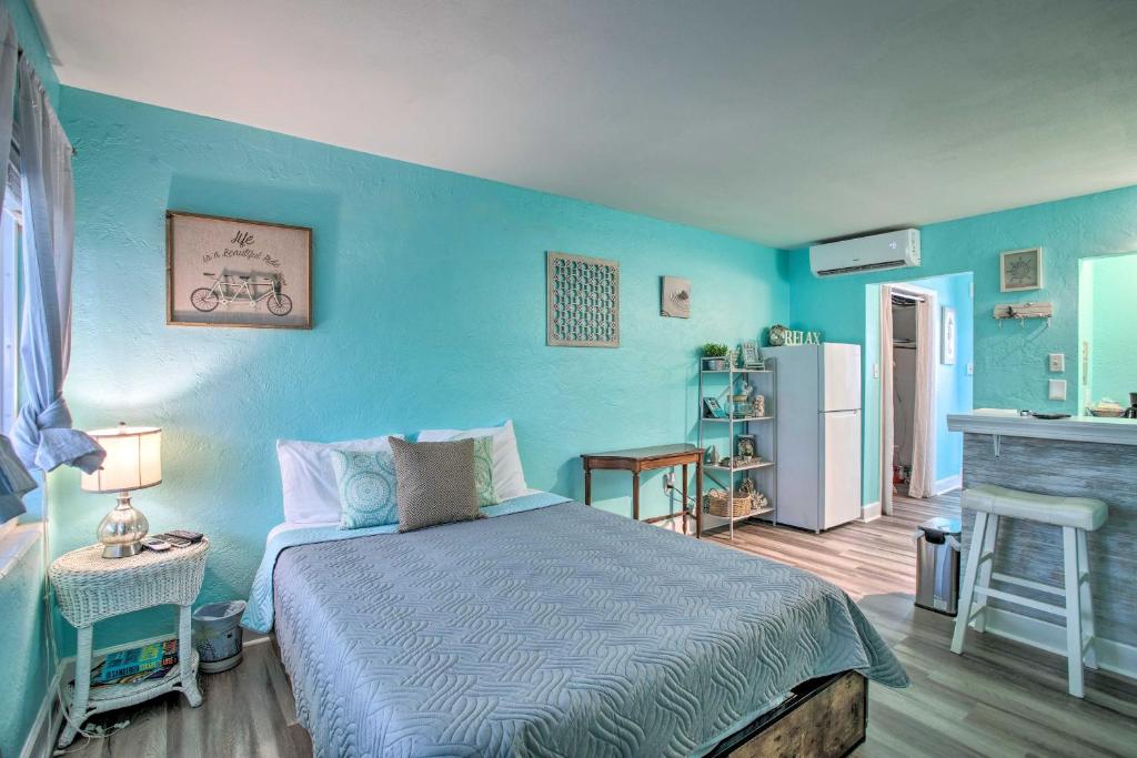 ein Schlafzimmer mit einem Bett und einer blauen Wand in der Unterkunft Tropical Pass-A-Grille Gem with Direct Beach Access! in St Pete Beach