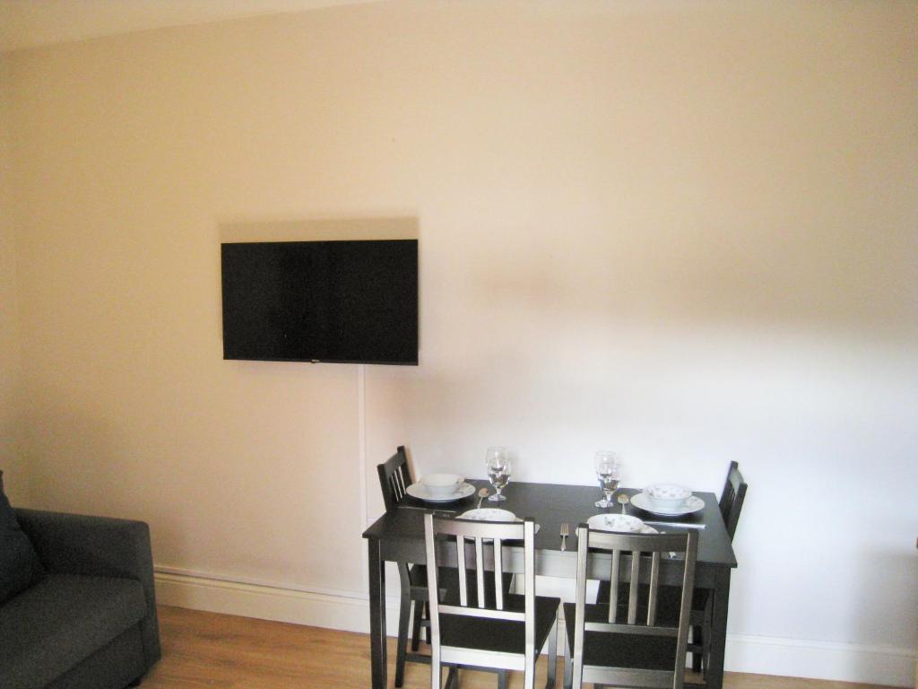 Swinb Apartment, with King Size Bed, Free WiFi and Free parking
