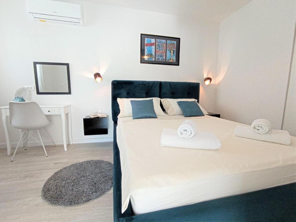 Posteľ alebo postele v izbe v ubytovaní Apartments Mirko