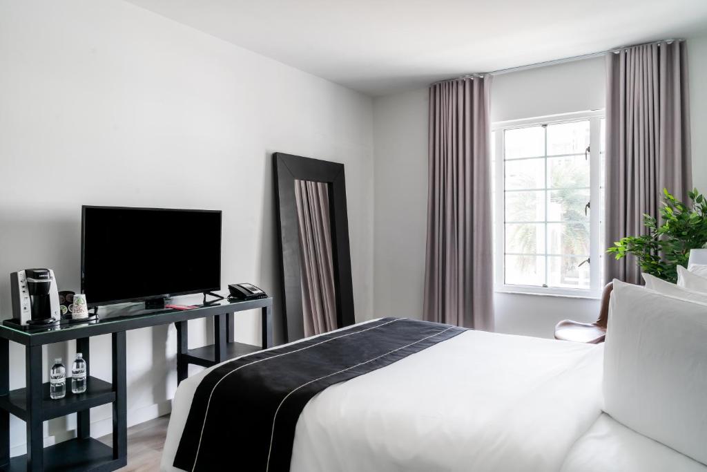Essex House Hotel - Deluxe Queen Room